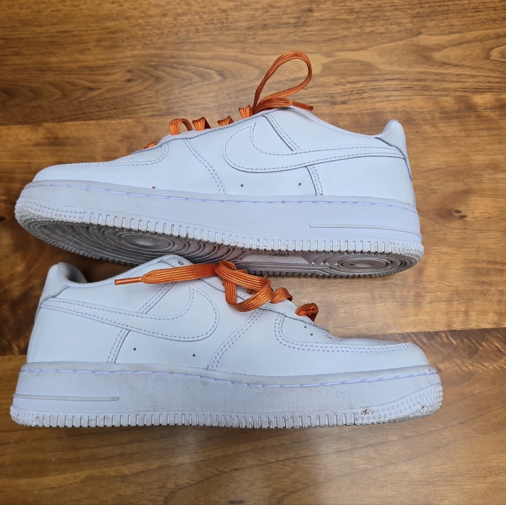 Nike Air youth White and Orange Sneakers. Y5.5 - Picture 4 of 15